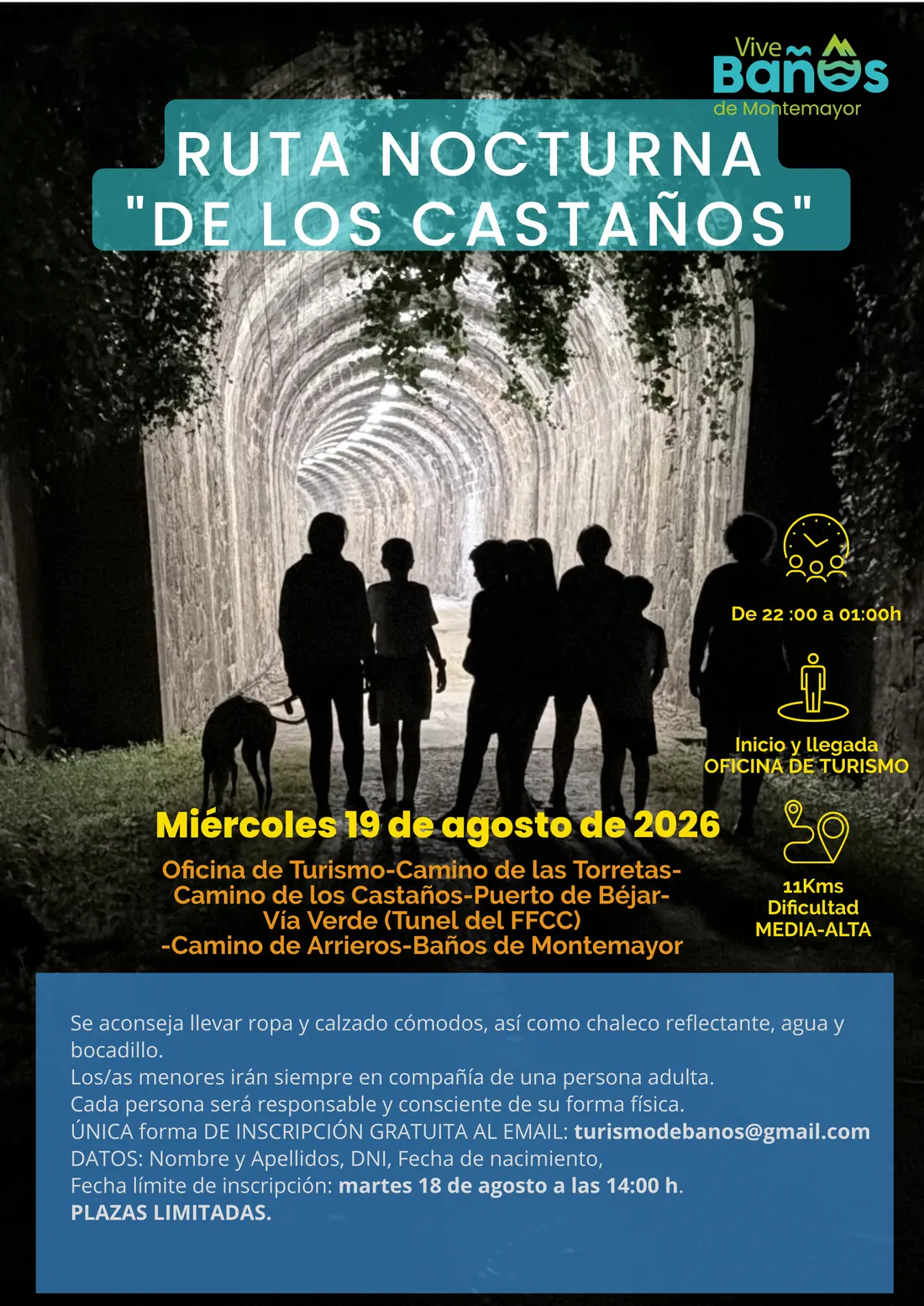 Grupo de personas caminando de noche por el túnel de la Vía Verde en la Ruta nocturna de los Castaños